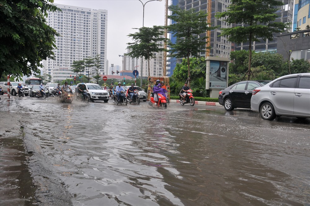 Dù mưa nhỏ, trên đường Phạm Văn Bạch (Cầu Giấy) vẫn xảy ra ngập úng. Ảnh: TRẦN VƯƠNG