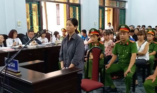 Hoàng Thị Hiền - nữ y sĩ làm 103 cháu bé bị sùi mào gà tại phiên xét xử. Ảnh: XA.
