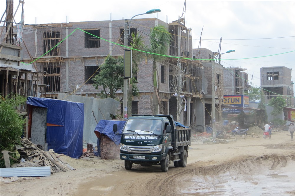 Hàng trăm ngôi nhà được xây dựng trên đất lấn chiến do Cty 319/BQP quản lý. Ảnh: CTV