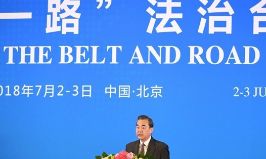 Bộ trưởng Ngoại giao Trung Quốc Vương Nghị quảng bá cho sáng kiến "Vành đai, Con đường". Ảnh: AP