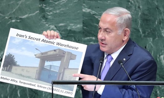 Thủ tướng Israel trưng bức ảnh "kho vũ khí nguyên tử bí mật" của Iran. Ảnh: Reuters