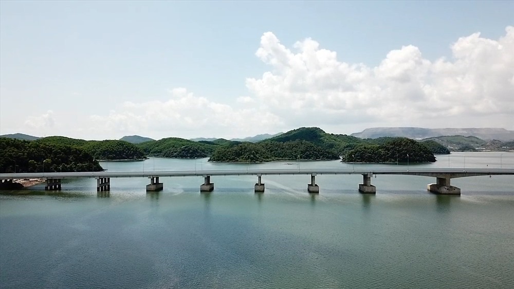 Cầu Cẩm Hải trên tuyến cao tốc Hạ Long – Vân Đồn, dẫn thẳng vào Sân bay quốc tế Vân Đồn. Ảnh: T.N.D.