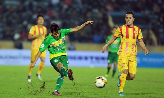 Vòng 24 V.League 2018 với cuộc đua trụ hạng giữa Nam Định và XSKT Cần Thơ. Ảnh: H.A