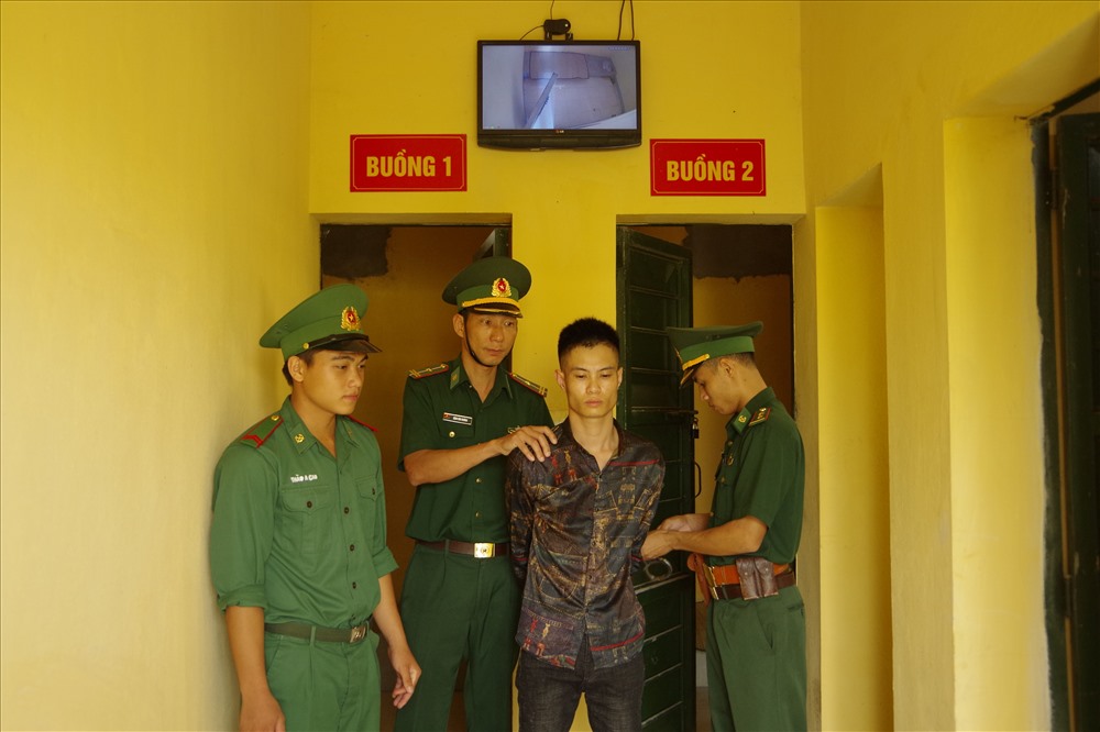 Bộ đội biên phòng Lào Cai dẫn giải đối tượng Nguyễn Tiến Nghĩa.