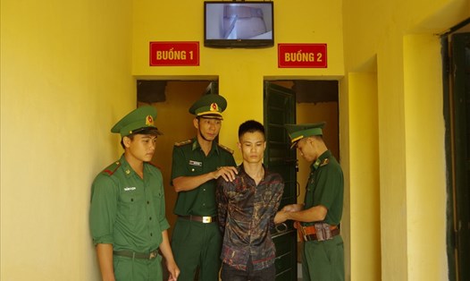 Bộ đội biên phòng Lào Cai dẫn giải đối tượng Nguyễn Tiến Nghĩa.