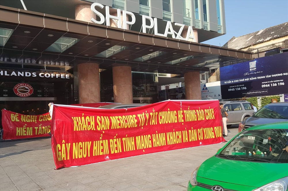Cư dân căng băng rôn, khẩu hiệu ngay trước cửa SHP Plaza Hải Phòng phản đối chủ đầu tư. Ảnh: PV
