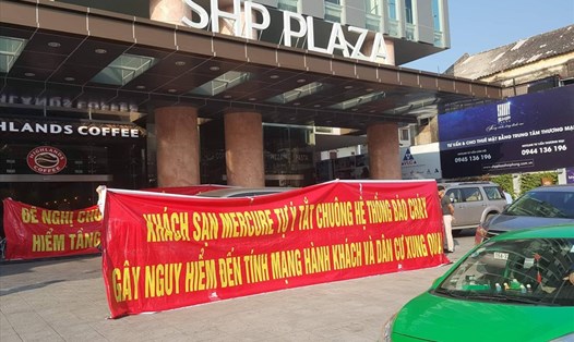 Cư dân căng băng rôn, khẩu hiệu ngay trước cửa SHP Plaza Hải Phòng phản đối chủ đầu tư. Ảnh: PV