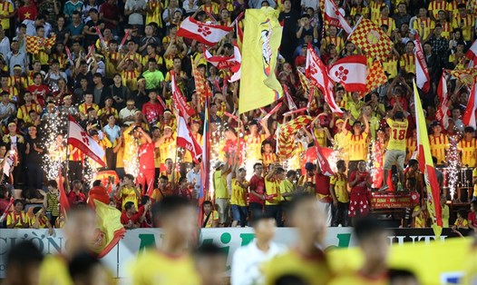 CĐV Hải Phòng tiếp lửa cho Nam Định trên khán đài sân Thiên Trưởng trong trận đấu với HAGL. Ảnh: T.L