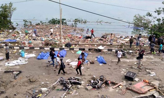 Thi thể nạn nhân sóng thần ở Palu phủ nilon trên mặt đất. Ảnh: AFP.