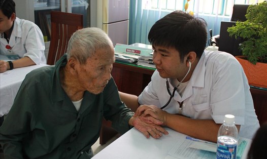 Bệnh viện Đà Nẵng khám chữa bệnh miễn phí cho 500 bệnh nhân. Ảnh: XH