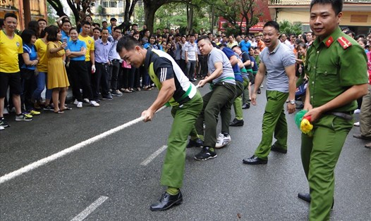 Các vận động viên thuộc lực lượng vũ trang thi đấu kéo co.