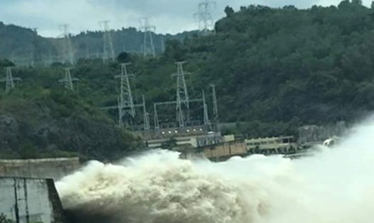 1 giờ chiều 3.9.2018, Thủy điện Hòa Bình và Thủy điện Sơn La sẽ mở 1 cửa xả đáy để giảm áp lực cho hồ chứa.