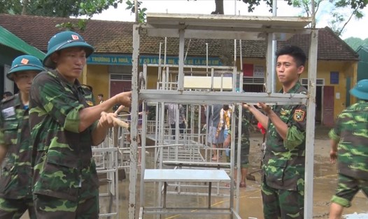 Lực lượng vũ trang hỗ trợ di dời các thiết bị của trường Trung học phổ thông dân tộc nội trú Con Cuông.