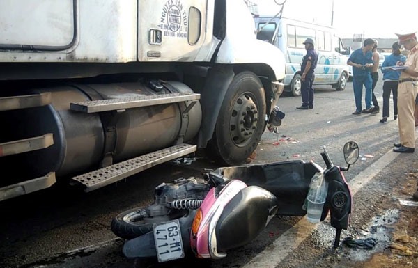 Hiện trường vụ xe container đâm 2 xe máy tại ngã tư Dầu Giây, Đồng Nai ngày 3.9. Ảnh TH