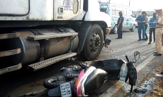 Hiện trường vụ xe container đâm 2 xe máy tại ngã tư Dầu Giây, Đồng Nai ngày 3.9. Ảnh TH