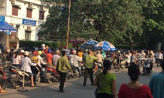 Bãi đỗ xe Bệnh viện Bạch Mai luôn trong tình trạng quá tải dù bệnh viện đã có nhiều giải pháp đưa ra