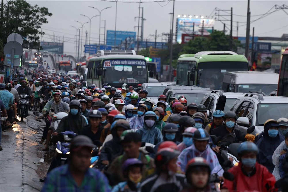Cửa ngõ phía Tây (qua huyện Bình Chánh) bị ùn ứ một số đoạn chứ không xảy ra kẹt xe.