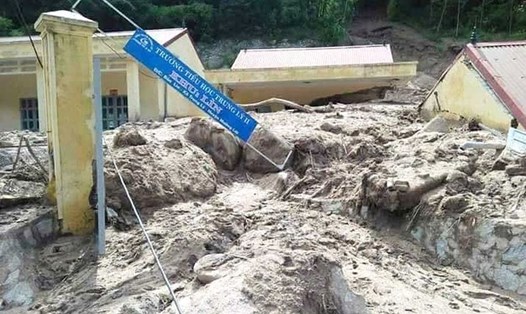 Điểm trường Khu Lìn của Trường Tiểu học Trung Lý 2 (huyện Mường Lát) bị bùn đất bao vây sau lũ.