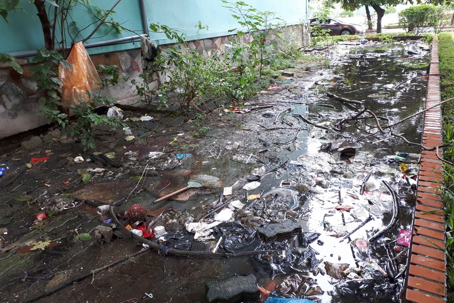 Bể thoát nước thải lộ thiên tại khu nhà N6 Khu tái định cư Đồng Tàu (quận Hoàng Mai, Hà Nội). Ảnh: CHÍ VƯƠNG