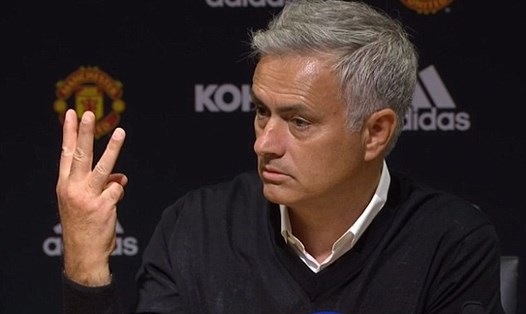 HLV Mourinho giơ 3 ngón tay về phía báo giới sau trận thua Tottenham. Ảnh: Sky Sports