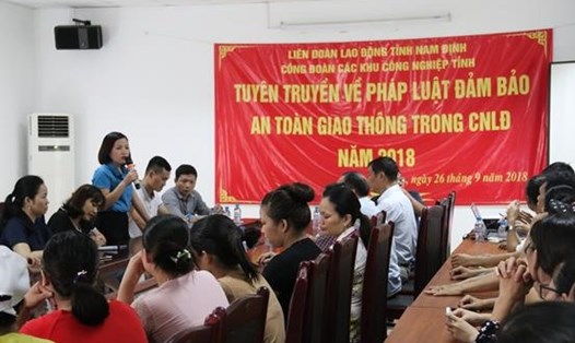 Đồng chí Bùi Ánh Nguyệt - Phó Chủ tịch LĐLĐ tỉnh phát biểu tại hội nghị.