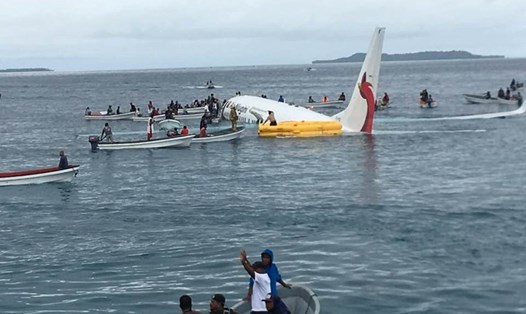 Có 4 công dân Việt Nam trong vụ máy bay của hãng Air Niugini bị rơi xuống biển. Ảnh: The Guardian. 