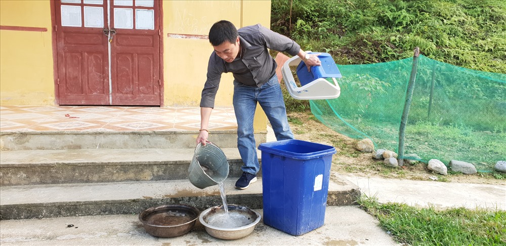 Thầy giáo  Phùng Thế Tùng - Hiệu trưởng Trường Phổ thông Dân tộc Bán trú Tả Gia Khâu cho biết nhiều điểm trường phải huy động mọi vật dụng có thể để chứa nước. Ảnh: HN