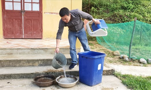 Thầy giáo  Phùng Thế Tùng - Hiệu trưởng Trường Phổ thông Dân tộc Bán trú Tả Gia Khâu cho biết nhiều điểm trường phải huy động mọi vật dụng có thể để chứa nước. Ảnh: HN
