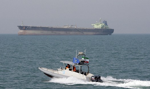 Một thuyền máy của Iran và một tàu chở dầu ở vịnh Ba Tư. Ảnh: AP. 