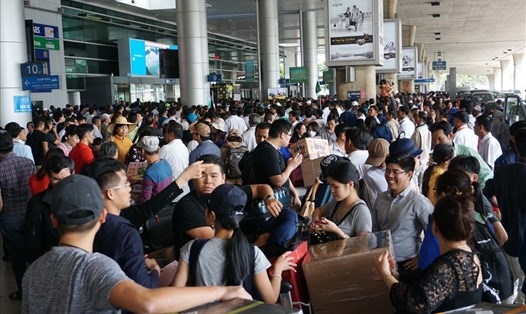 Nhà ga quốc tế sân bay Tân Sơn Nhất thường xuyên bị quá tải. Ảnh: MINH QUÂN