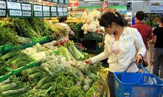 Người tiêu dùng vẫn còn băn khoăn, nghi ngờ về rau hữu cơ, rau sạch tại siêu thị. Ảnh: PV