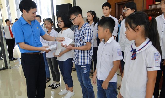 Chủ tịch LĐLĐ tỉnh Thái Bình Bùi Xuân Vinh tặng quà cho các cháu học sinh vượt khó, học tập tốt.Ảnh: P.V