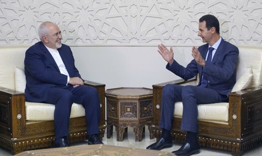 Ngoại trưởng Iran và Tổng thống Syria trong cuộc gặp hôm 3.9. Ảnh: AP. 