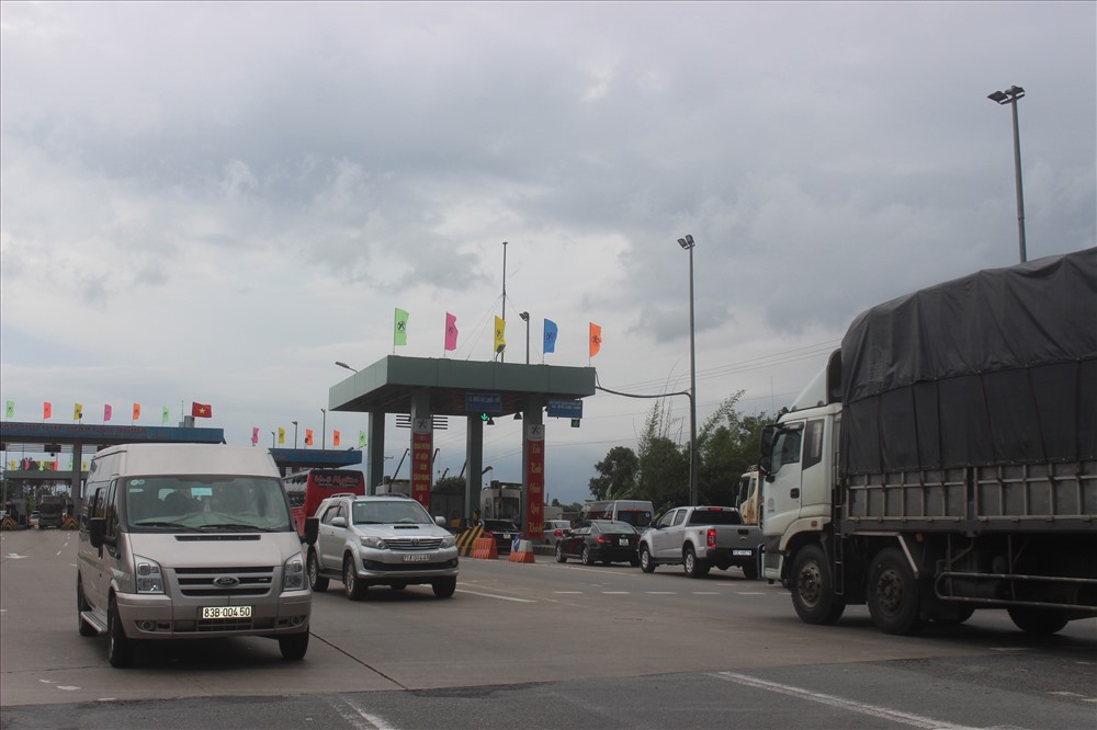 Xe bắt đầu ùn ứ vào chiều 3.9 tại Trạm thu phí BOT cao tốc TP.HCM - Trung Lương.