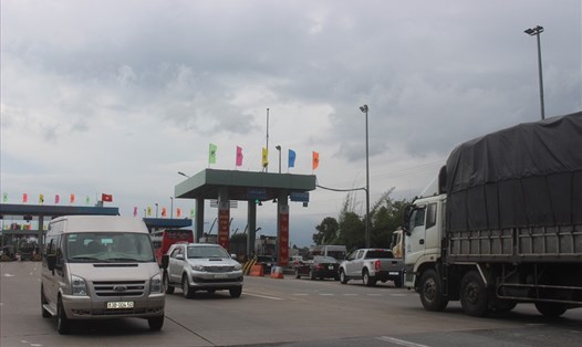 Xe bắt đầu ùn ứ vào chiều 3.9 tại Trạm thu phí BOT cao tốc TP.HCM - Trung Lương.