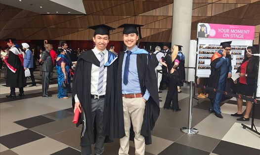 Thái Hoàng (phải) trong buổi lễ tốt nghiệp tại Đại học Swinburne, thành phố Melbourne. Ảnh do nhân vật cung cấp