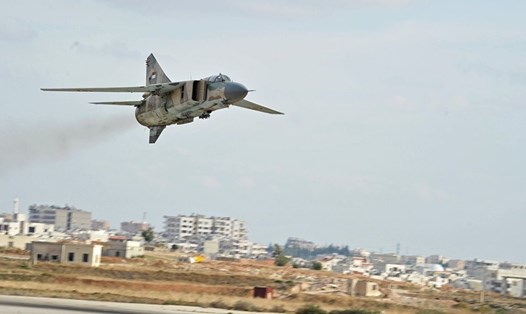 Một chiếc MiG-23 của không quân Syria chuẩn bị hạ cánh xuống căn cứ không quân Hama. Ảnh: Sputnik