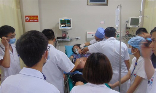 Thai phụ được các bác sĩ Bệnh viện đa khoa Hùng Vương tập trung cứu chữa
