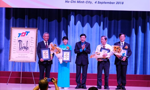Chủ tịch Tổng LĐLĐVN, TS Bùi Văn Cường (giữa) trao kỷ niệm chương cho các lãnh đạo tổ chức CĐVN, thầy, cô giáo gắn bó lâu năm với TDTU. Ảnh Nam Dương