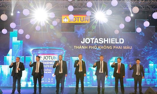 Đại diện Jotun cùng nhau nâng ly chúc mừng Jotashield Chống Phai Màu mới chính thức bước vào thị trường.