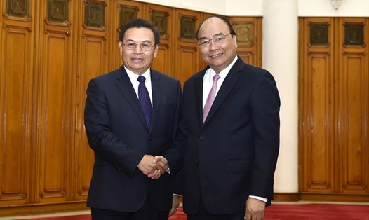 Thủ tướng Nguyễn Xuân Phúc và Chủ tịch Ủy ban Trung ương Mặt trận Lào xây dựng đất nước Saysomphone Phomvihane. Ảnh: VGP. 