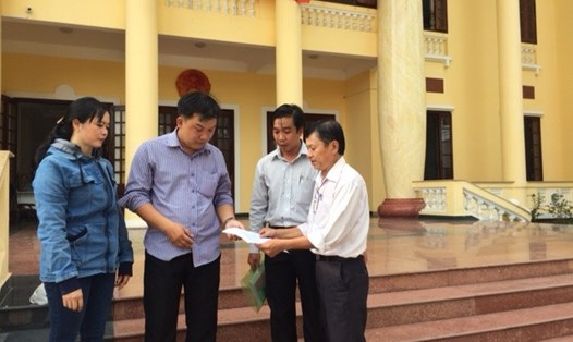 Ông Trần Văn Triều (trái ảnh) hướng dẫn cho công nhân tại Tòa án huyện Củ Chi