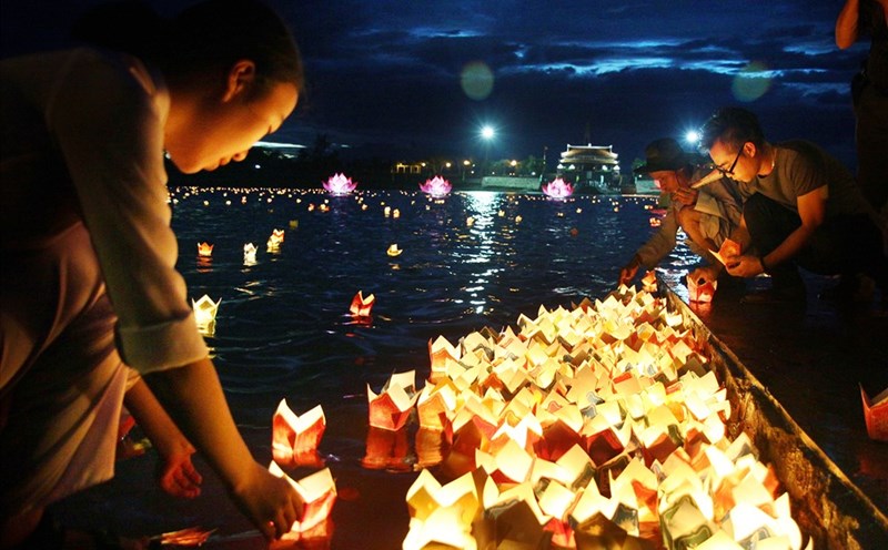 Thả hoa đăng tri ân trên dòng sông Thạch Hãn.