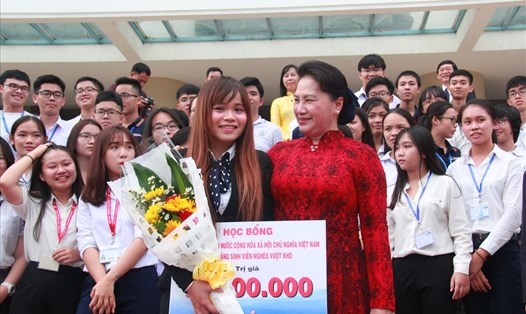 Chủ tịch Quốc hội Nguyễn Thị Kim Ngân nói chuyện với sinh viên Đại học Quốc gia TPHCM.  Ảnh: Đức Lộc