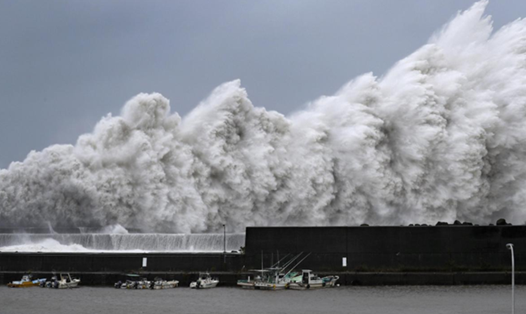 Những cột sóng khổng lồ ghi nhận được tại Aki, quận Kochi miền Tây Nhật Bản vào sáng 4.9. Ảnh: Kyodo