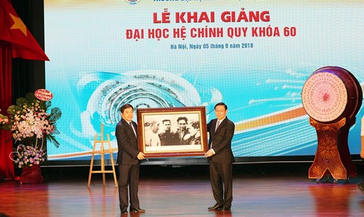 Phó Thủ tướng Vương Đình Huệ tặng nhà trường bức ảnh Bác Hồ về thăm trường vào tháng 1.1961. Ảnh: T.Chung.
