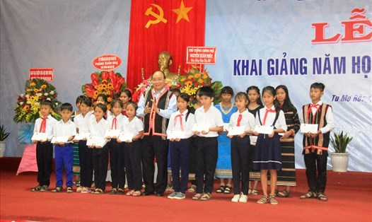 Thủ tướng Nguyễn Xuân Phúc dự Lễ khai giảng năm học mới tại Kon Tum. Ảnh LT-ĐV