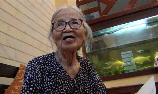 Cô Vũ Thị Vinh Hương (91 tuổi) – Nguyên Hiệu trưởng Trường THPT Hàn Thuyên (Bắc Ninh) 