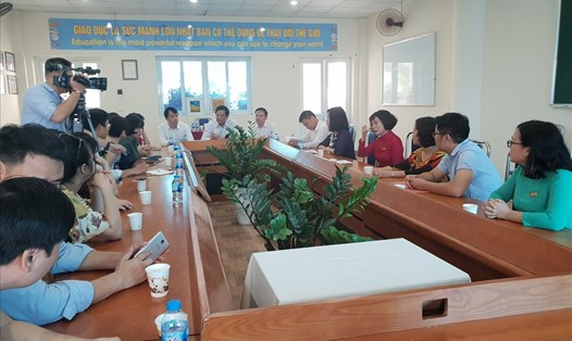 Cuộc họp giữa lãnh đạo Sở GDĐT Hà Nội, UBND quận Bắc Từ Liêm và đại diện nhà trường, phụ huynh học sinh. Ảnh: HN
