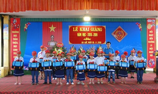 Đồng chí Bùi Xuân Vinh – Chủ tịch LĐLĐ tỉnh - trao cặp phao cho các em học sinh.